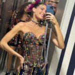 Dani Gondim Instagram - Carnaval é uma verdadeira potência e compartilhar isso com as pessoas que amamos é transformador. Essa semana eu saí na madrugada com minha mãe, todos vestidos de arte cearense para o tão colorido baile da arara, sambamos como se não houvesse amanhã e o tal amanhã chegou sem que a música parasse. Raiamos com o sol seguindo o bloquinho pelas ruas do centro carioca. Sentimos na pele a liberdade e a energia. Foi mágico, é mágico. Gratidão Pedro @pedr01gor , gratidão pela sua capacidade de criar ambientes fluídos, acolhedores e extremamente confortáveis mesmo no meio de uma lotação sem igual. Todos estão ali por algo maior;a arte que une e colore a vida. Brilhamos🦜 Nossos looks cearenses : Eu usando @kallilnepomuceno Mamãe e Chico @negropiche Titu @usetao #bailedaarara #bailedaarara2024 #danigondim