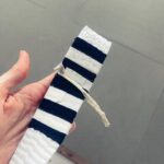 Dani Gondim Instagram - Mestre Caju pediu para que, quanto eu estivesse preparada, escrevesse sobre o Jiujitsu na minha vida. Segue aqui o meu relato; Trabalho desde jovem no meio artístico e nem de longe tenho a intenção de participar de torneios. Tinha desejo de entrar em uma escola de jiu-jítsu, mas ,focando na defesa pessoal e buscando melhorar minha claustrofobia. Resumindo ; queria ter mais controle do meu corpo em situações de estresse. Controle da respiração, da dor, da exaustão. Tudo isso eu já fazia no trabalho, mas aí , era trabalho. Queria entender que podia e devia ensinar meu templo a manter a calma durante a tempestade. O que eu não imaginava é que encontraria um processo terapêutico na luta. O jiujitsu é muito mais controle da mente do que do corpo. É estar constantemente atenta ao que o outro te oferece e trabalhar com isso. Um processo que seria de pura empatia se meu objetivo não fosse finalizar o oponente. Ora que dualismo. É estando atenta os que me cerca e me munindo cada vez mais de conhecimento técnico que consigo lidar com o jiu-jítsu, assim como na vida. Pura poesia essa luta; Entre abraços Esmagamentos E assim, repetimos em um constante aprendizado. Gratidão @cajujiujitsu @alliancefortaleza @valreishenrique #danigondim