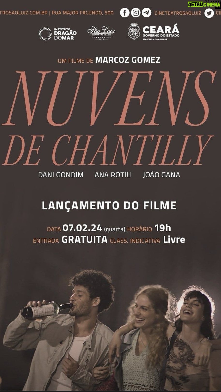 Dani Gondim Instagram - É amanha, Fortaleza. Nosso nuvens de Chantilly será exibido gratuitamente no magnífico @cineteatrosaoluiz as 19h. Vamos nos emocionar juntos com a história de Duda, Gael e Malu. Em “Nuvens de Chantilly”, dirigido por Marcoz Gomez, somos transportados para uma noite solitária no Rio de Janeiro, onde três jovens, Duda, Manu e Gael, se encontram em um bar. Cada um deles traz consigo suas experiências de vida, angústias e frustrações, mas o destino os unirá de maneira inesperada. À medida que a noite avança e as histórias se entrelaçam, eles descobrem que têm mais em comum do que poderiam imaginar. As conversas profundas revelam vulnerabilidades e conexões inesperadas, proporcionando um vislumbre da humanidade compartilhada que todos nós buscamos. Mesmo diante das diferenças, esses jovens descobrem que todos estão em busca do mesmo propósito na vida. “Nuvens de Chantilly” é uma jornada emocional e tocante que explora a força dos laços humanos e a busca universal por significado e propósito. Filme de @marcoz_gomez @joaogana @aninharotili #danigondim Produção @tower_filmes @dnartagencia Direção de Fotografia @uerlem__ Direção de Som @oliveirabrena Produção de Set @luizjlobo Preparação de elenco @alexreis Off @marziofiorini Música tema #NuvensdeChantilly @marcinhocantor @danigondim1
