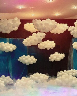 Dani Gondim Instagram - “NUVENS DE CHANTILLY” - Estou no céu e dessa vez é literalmente. Nem nos meus maiores sonhos eu imaginei ter um dia de cinema na minha terra da luz podendo assistir minha atuação, minha produção, minha direção e minha música coexistindo. O coração explode de alegria. VIVA A ARTE NACIONAL,VIVA A POTÊNCIA DE MEU PAÍS CEARÁ. 

Quero agradecer imensamente a equipe Márcia Travessoni que fez essa ponte com o Rio Mar Fortaleza para que esse dia acontecesse e aqui eu aproveito para agradecer a Juliana, Cintia e seu time RMF
Quero agradecer também a  FT assessoria que trabalhou incansavelmente para que tudo estivesse perfeito hoje,da forma que eu desejei. 
As minhas mulheres da “força tarefa de domingo” Priscilla afio, mamãe e Ticiana que produziram nossos PressKits e a Mari Fasanaro que colocou a mão na massa com a equipe FT para montar nossa sala de cinema dos sonhos. 
Ao meu tio Guilherme Sampaio, Sitio Reseda e ao teatro José de Alencar pelos impecáveis cenário do clipe. 
A minha família, sem vocês eu não seria absolutamente nada. 
Ao meu marido que acredita em mim até mesmo quando eu já não acredito mais ser capaz.
A cada um dos meus queridos amigos que sabem utilizar as redes sociais e me ajudaram a impulsionar esse dia que é tão especial para mim. Por favor , continuem . 
E a D&E que acreditaram em nossa música e nesse novo braço da arte para minha vida. 

Gratidão a cada um de vocês.
