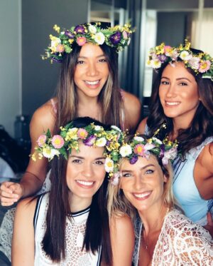 Dani Gondim Instagram - Dia de PRISCILLA 
Minha melhor amiga, 
nossa amizade já é maior de idade 
e que privilégio dela ter você para 
celebrar esse tempo todo de amor. 
Que sorte a minha ter você, 
Pri; inteligente, doce, atenciosa. 
O ser que sempre tenta enxergar o 
lado bom de todo mundo e encontrar 
porquês nas adversidades. 
Quem dera o mundo tivesse mais Pri’s.
Aprendo tanto com você. 
É raro encontrar alguém que 
dê tantas chances ao outro. 
Você nunca dá ponto final sem ouvir, 
acolher e lutar para que sejamos 
uma melhor versão de nós mesmos. 
Minha doce Pucca de fé e esperança. 
Te amo infinitamente. 
Cada vez mais.
@pri_afio ♥
