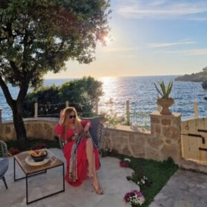 Danica Maksimović Instagram - Koji li te zalazak krije crvenim bojama od mojih ptica koje tebi lete.

#milosmicovic #opsena #cvetnivrt @sj.740 #beautiful #sunset #sea #june2024