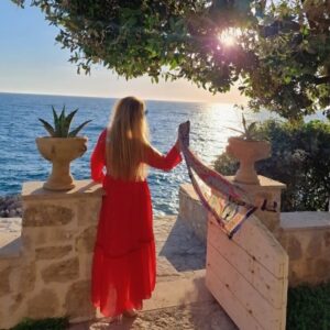 Danica Maksimović Instagram - Koji li te zalazak krije crvenim bojama od mojih ptica koje tebi lete.

#milosmicovic #opsena #cvetnivrt @sj.740 #beautiful #sunset #sea #june2024