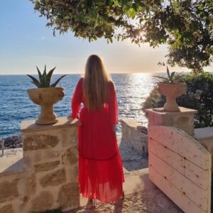 Danica Maksimović Instagram - Koji li te zalazak krije crvenim bojama od mojih ptica koje tebi lete.

#milosmicovic #opsena #cvetnivrt @sj.740 #beautiful #sunset #sea #june2024