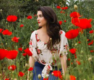 Daniela Bobadilla Instagram - Happy Earth Day 🌎 ⁣
⁣
These gorgeous wild poppies have been taking my breath away on my daily walks ❤️ it blows me away that such beauty can come out of nowhere (aka concrete sidewalks! Swipe left) Our very own superbloom in the Valley!⁣
⁣
I hope to keep appreciating my neighborhood after the lock down... so crazy how we can take our surroundings for granted without even realizing it. So much beauty right outside our front door. What are your favorite things that you’ve seen on walks?