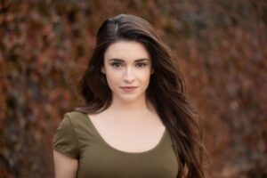 Daniela Bobadilla Instagram - I tend to get made fun of for not having watched many movies growing up but it’s because I pretty much lived in libraries part time. If I have time I can down multiple books a week and with acting that turned into scripts. 🙈 So thank you @disneyplus for helping me catch up on what I missed. So far I’ve watched Beauty and the Beast, Aladdin and Lion King all for the very first time... No you’re the weirdo! ⠀
⠀
What are your favorite movies I should definitely watch?