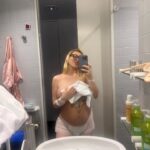 Daniela Blume Instagram - 1. Primera selfie 1 día y medio despues de parir; me daba cosa verme desnuda despues de todo el proceso duro de parto, pero me he sentido muy bien al hacerlo. 2. Segunda selfie post parto con el pijamita de seda negro. 3. Momento de dolor extremo, captado x mi doula, durante el trabajo de parto, (fueron 24 horas de trance absoluto, au que daño 🥺 del dolor ni gritar, ni hablar, ni escuchar podía, solo sentir. Uffff) 4. La bebesita más preciosa del mundo. 5. Última foto embarazada, se la pasé a mi amiga Maria sin saber que ya estaba empezando a estar de parto, pero aun estaba tan campante. 6. El amor y nuestra unión, no he podido tener mas suerte de encontrarte a ti, y crear juntos. 7. La placenta mas hermosa, la raíz, toda la información, lo que ha mantenido con vida a mi hija durante 40 semanas justas 🙏🏼✨. 8. Nosotras ❤️ para siempre. AxA Pd: pensé que nunca haría una cosa de estas de los numeritos y la explicacioón de las fotos ahahah pero en esta ocasión lo he sentido necesario. Lov u. Pd2: gracias x todo el cariño y los mensajes, no me da tiempo leeros a todxs pero os siento 🙏🏼🙏🏼🙏🏼🙏🏼🦋✨✨✨