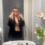Daniela Blume Instagram - 1. Primera selfie 1 día y medio despues de parir; me daba cosa verme desnuda despues de todo el proceso duro de parto, pero me he sentido muy bien al hacerlo. 2. Segunda selfie post parto con el pijamita de seda negro. 3. Momento de dolor extremo, captado x mi doula, durante el trabajo de parto, (fueron 24 horas de trance absoluto, au que daño 🥺 del dolor ni gritar, ni hablar, ni escuchar podía, solo sentir. Uffff) 4. La bebesita más preciosa del mundo. 5. Última foto embarazada, se la pasé a mi amiga Maria sin saber que ya estaba empezando a estar de parto, pero aun estaba tan campante. 6. El amor y nuestra unión, no he podido tener mas suerte de encontrarte a ti, y crear juntos. 7. La placenta mas hermosa, la raíz, toda la información, lo que ha mantenido con vida a mi hija durante 40 semanas justas 🙏🏼✨. 8. Nosotras ❤️ para siempre. AxA Pd: pensé que nunca haría una cosa de estas de los numeritos y la explicacioón de las fotos ahahah pero en esta ocasión lo he sentido necesario. Lov u. Pd2: gracias x todo el cariño y los mensajes, no me da tiempo leeros a todxs pero os siento 🙏🏼🙏🏼🙏🏼🙏🏼🦋✨✨✨