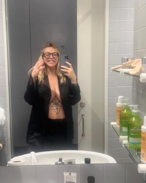 Daniela Blume Instagram - 1. Primera selfie 1 día y medio despues de parir; me daba cosa verme desnuda despues de todo el proceso duro de parto, pero me he sentido muy bien al hacerlo. 
2. Segunda selfie post parto con el pijamita de seda negro. 
3. Momento de dolor extremo, captado x mi doula, durante el trabajo de parto, (fueron 24 horas de trance absoluto, au que daño 🥺 del dolor ni gritar, ni hablar, ni escuchar podía, solo sentir. Uffff)  4. La bebesita más preciosa del mundo.  5. Última foto embarazada, se la pasé a mi amiga Maria sin saber que ya estaba empezando a estar de parto, pero aun estaba tan campante. 
6. El amor y nuestra unión, no he podido tener mas suerte de encontrarte a ti, y crear juntos. 
7. La placenta mas hermosa, la raíz, toda la información, lo que ha mantenido con vida a mi hija durante 40 semanas justas 🙏🏼✨. 
8. Nosotras ❤️ para siempre. AxA 

Pd: pensé que nunca haría una cosa de estas de los numeritos y la explicacioón de las fotos ahahah pero en esta ocasión lo he sentido necesario. Lov u. 
Pd2: gracias x todo el cariño y los mensajes, no me da tiempo leeros a todxs pero os siento 🙏🏼🙏🏼🙏🏼🙏🏼🦋✨✨✨