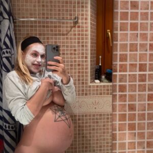 Daniela Blume Instagram - 1. Primera selfie 1 día y medio despues de parir; me daba cosa verme desnuda despues de todo el proceso duro de parto, pero me he sentido muy bien al hacerlo. 
2. Segunda selfie post parto con el pijamita de seda negro. 
3. Momento de dolor extremo, captado x mi doula, durante el trabajo de parto, (fueron 24 horas de trance absoluto, au que daño 🥺 del dolor ni gritar, ni hablar, ni escuchar podía, solo sentir. Uffff)  4. La bebesita más preciosa del mundo.  5. Última foto embarazada, se la pasé a mi amiga Maria sin saber que ya estaba empezando a estar de parto, pero aun estaba tan campante. 
6. El amor y nuestra unión, no he podido tener mas suerte de encontrarte a ti, y crear juntos. 
7. La placenta mas hermosa, la raíz, toda la información, lo que ha mantenido con vida a mi hija durante 40 semanas justas 🙏🏼✨. 
8. Nosotras ❤️ para siempre. AxA 

Pd: pensé que nunca haría una cosa de estas de los numeritos y la explicacioón de las fotos ahahah pero en esta ocasión lo he sentido necesario. Lov u. 
Pd2: gracias x todo el cariño y los mensajes, no me da tiempo leeros a todxs pero os siento 🙏🏼🙏🏼🙏🏼🙏🏼🦋✨✨✨
