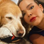 Daniela Boaventura Instagram – Lembro de cada um desses dias e de tantos outros em detalhes.❤️ Antes que se assustem, o @eusouosambadog tá ótimo, aqui do meu lado… há exatos 6 anos, três meses e sete dias. 

Muita gente não entende o motivo deu dar a ele tanta atenção, mimo e prioridade. Deixar de viajar no réveillon? Levar na acupuntura? Passear três vezes ao dia? 
É que o tempo passa rápido demais. Num dia são filhotes, no outro grisalhos. 

Há poucas certezas quando se escolhe cuidar de uma vidinha dessas, mas uma existe: você nunca dará a eles tanto amor quanto recebe de volta e justamente por isso é melhor o “excesso” que a sensação de ter feito menos do que poderia.