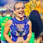 Daniela Boaventura Instagram - Por mais que eu tentasse explicar, vocês não entenderiam o tanto que esses dois dias me enchem de uma alegria ímpar. O samba une! Ao contrário do futebol onde cada torcida rivaliza todo o tempo, no samba - apesar da disputa - se quer bem. E eu agradeço por estar entre amigos que fazem meu carnaval ainda mais especial. Que venha a campeã, que venha o sábado e que venham muitas outras “Sapucaís”. E ainda há quem tenha coragem de me perguntar porque o @eusouosambadog se chama Samba! 😆