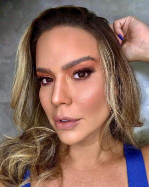 Daniela Boaventura Instagram - Troco a foto de perfil das redes por essa ou deixo como está?