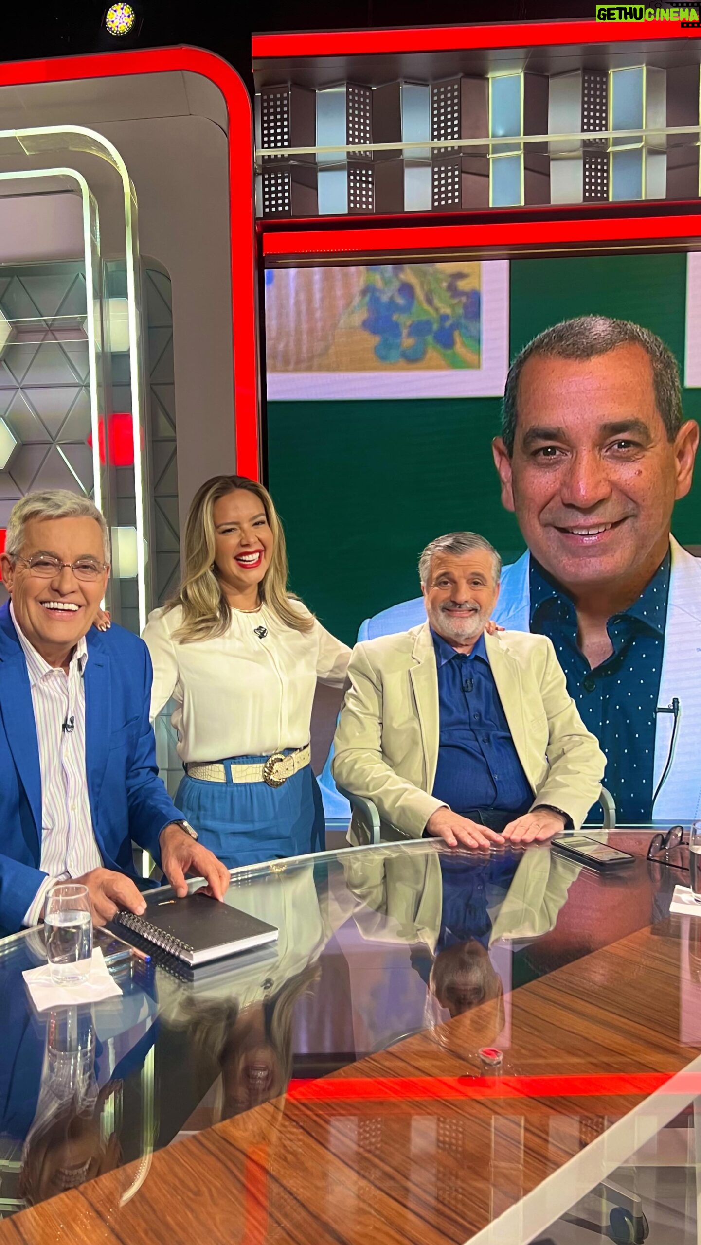 Daniela Boaventura Instagram - Fim de ano é sempre de balanço. E, hoje, no último dia antes do plantão eu me dei conta que tem “só” um ano que eu assumi o #ESPNFC ! E como eu aprendi, mudei, fiquei mais feliz profissionalmente nesse ano. Substituí um gigante e tive medo de ninguém gostar daquela troca. Tive o abraço de @jornalista_fabriciobosio @vini_of e @ricardosanti23 que de alguma forma entenderam antes que eu dissesse que aquele era o maior desafio da minha carreira. Tive a solidariedade dos melhores: @mauronaves @zinho e #pascoal que sempre me acolheram e me fizeram a comandante do clube. Camarim, maquiagem, cinegrafistas, PCR (o coração do programa que vocês não veem de casa)… Sou grata a cada uma das pessoas nas fotos - e muitas outras - por me ajudarem a entregar diariamente esse presente chamado ESPN FC. Acreditem, eles precisam de paciência! Rs! E a vocês que colam no clube: obrigada e espero que seja sempre tão divertido quanto é pra mim. Que venha o segundo ano com a minha diretoria. 📺⚽️😍