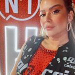 Daniela Boaventura Instagram - Viagem, preparação e desfile no Rio. O dia com 24 horas acordada do carnaval aconteceu! Desculpem as fotos pousadas, mas na hora que eu tava me divertindo, eu tava me divertindo e foi o que deu pro #dump de domingo 😂😂 Na #sapucai meu time é de craques: Obrigada @oglossatelieebeauty @fabileiroza @theofficialpandora @leilamedeiros @camaroten1 E a melhor assessora não remunerada que eu tenho na vida, @carolsamper ❤️❤️❤️