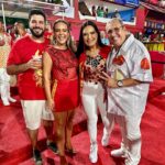 Daniela Boaventura Instagram - Viagem, preparação e desfile no Rio. O dia com 24 horas acordada do carnaval aconteceu! Desculpem as fotos pousadas, mas na hora que eu tava me divertindo, eu tava me divertindo e foi o que deu pro #dump de domingo 😂😂 Na #sapucai meu time é de craques: Obrigada @oglossatelieebeauty @fabileiroza @theofficialpandora @leilamedeiros @camaroten1 E a melhor assessora não remunerada que eu tenho na vida, @carolsamper ❤️❤️❤️