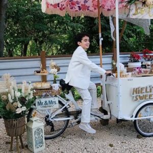 Daniela Droz Instagram - Un honor para mi haber cerrado el año 2023 con esta hermosa boda💕
Gracias @danieladroz por permitirme endulzarlos a todos en este día tan especial!

Ice Cream- @hielitossweets 
Venue- @fincabeehappy 
Coord y Decoración- @ednaaubrayevents 
Maquillaje- @abellamakeup 
Vestido- @noviasotiliosantiago 
Sortija- @joseechevarriadisenador 
Fotos- @laurielizphotography 
Video- @eviternomoments 
Cafe- @caferusticopr 
Charcuteria- @woodbypanchita 
Cake- @deliciousbakeandmorebynoemi