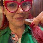 Daniela Droz Instagram – Estoy hecha toda una Sra q se pasa guardando recetas q ve en redes y las intento a cada rato, tengo mas videos así q se las iré compartiendo. 

En esta receta usé:

1 taza harina de almendras.
2 Cucharadas grandes de peanut butter pq me encanta.
1/2 taza maple syrup o endulzante a tu gusto pero el maple syrup 100 puro es mas saludable .

El chocolate q utilicé es sin azúcar .

Voy a ti , inténtalo pá q dejes q comer porquerías por ahí.

#galletitas #harinadealmendras #clean #receta #cocina #danieladroz #doñijeva #alegríaybombaeehh #postres #instagood #foodie