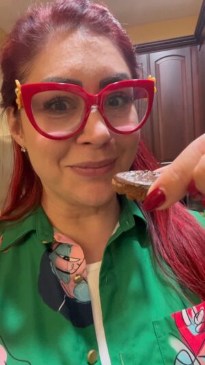 Daniela Droz Instagram - Estoy hecha toda una Sra q se pasa guardando recetas q ve en redes y las intento a cada rato, tengo mas videos así q se las iré compartiendo. 

En esta receta usé:

1 taza harina de almendras.
2 Cucharadas grandes de peanut butter pq me encanta.
1/2 taza maple syrup o endulzante a tu gusto pero el maple syrup 100 puro es mas saludable .

El chocolate q utilicé es sin azúcar .

Voy a ti , inténtalo pá q dejes q comer porquerías por ahí.

#galletitas #harinadealmendras #clean #receta #cocina #danieladroz #doñijeva #alegríaybombaeehh #postres #instagood #foodie