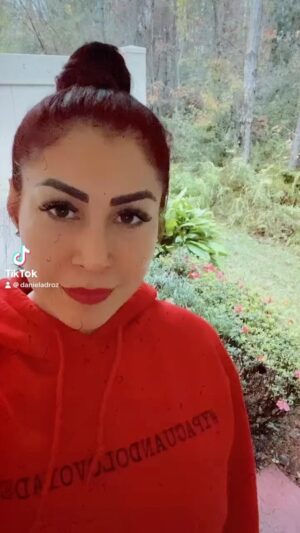 Daniela Droz Instagram - ¿Te has estado haciendo muchas preguntas? 
En medio del desierto es cuando más Dios se Glorifica. Confía!!!

#tiktok #fe #transformacion #procesos #danieladroz #coachingyespiritualidad  #promesas #cumplimiento #alegríaybombaeehh