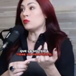 Daniela Droz Instagram - ⏰¿Soltero o Soltera?⌛️ ¿Qué hago en lo que llega la persona correcta? 🕰️¿Qué se hace en la espera? ⏱️ Te comparto lo que yo decidí hacer, por si te animas a intentarlo y te funciona!! 🎙️📽️#podcast completo en #youtube en el canal de @diariodeunaparejacristiana , agradecida por esta hermosa invitación junto a mi Esposito amado. #danieladroz #podcast #transformación #procesos #fe #teamcroz #alegríaybombaeehh #testimonio #coachingyespiritualidad #lifecoaching #soltería