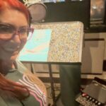 Daniela Droz Instagram - El día que solté mis ansiedades y entendí que mi provisión viene de Mi Padre Celestial TODO fue diferente. Caminar en obediencia trae una bendición sobrenatural. Te invito a soltar, permite que El Dios que nos vé cumpla su propósito en ti, Papá no falla!! Gracias Padre pq no dejas de sorprenderme. Hoy tocó grabar voz para comercial de TV. #voiceover #vo #comercial #orlandoflorida #danieladroz #votalent #estudio #voicerecording