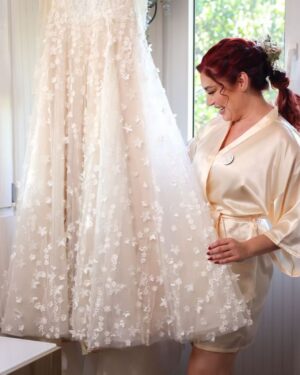 Daniela Droz Instagram - Que honor, privilegio y bendición haber formado parte de la unión de @danieladroz y Nathanael. 

Agradezco la confianza que depositaste en #NoviasOtilioSantiago. 

¡Así culminamos un gran año, con un corazón agradecido! 🤍🙏🏽

Venue: @fincabeehappy 
Coordinación y decoración: @ednaaubrayevents 
Maquillaje: @abellamakeup 
Vestido: @noviasotiliosantiago 
Sortija: @joseechevarriadisenador 
Bizcocho: @deliciousbakeandmorebynoemi 
Café: @caferusticopr 
Helados: @hielitossweets 
Charcutería: @woodbypanchita 
Video: @eviternomoments