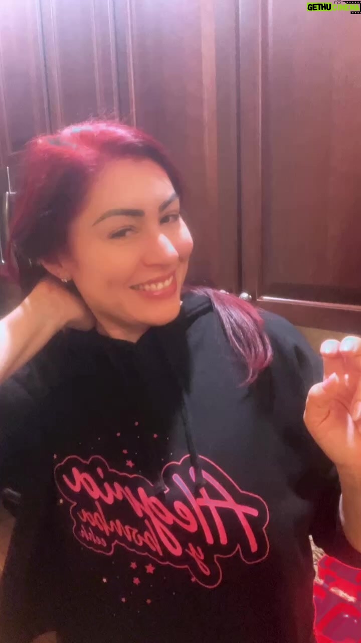 Daniela Droz Instagram - Un día eres joven y un buen día no paras de ver recetas online 🤦🏽♀️😂😂😂🤦🏽♀️ Btw hoy @erickosorio03 me dejó el pelito set 😂😂gracias bb , ok seguimos…. Hoy hice paletas de helado 🍦 naturales, saludables, sin azúcares añadidas, ni colorantes, te comparto la receta 👇🏼 No soy chef solo una Madre q busca opciones saludables para mi hijo y mi familia, así que te explicaré lo mejor que puedo 🤷🏻♀️🤷🏻♀️ 2 🍌🍌 (orgánicos) 6 🍓 grandes (orgánicas) 2 cucharas grandes de yogurt griego plain 🥛 Un poquito de leche 🥛 2% 4 cucharaditas azúcar de coco 🥥 2 cucharaditas 💯 % pure maple syrup Montas la mezcla en los moldes, lo llevas al congelador (freezer) y mañana las pruebas, mi hijo las ama. Que las disfrutes #alegríaybombaeehh #receta #helado #homemade #healthy #saludable #natural #danieladroz