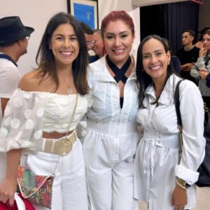 Daniela Droz Instagram - 🎭 Lo mejor de ayer en la noche en nuestro estreno fue tener a mi familia (mami, papi, Kennito y esposito) allí presente disfrutando de nuestro proyecto que montamos con tanto amor. 🎭

♥️Mi hijo y esposo llegaron ayer mismo para apoyar mamá y mi corazón no puede estar más agradecido. 
Gracias a mis amigas bellas por decir presente.♥️

🏆Esta producción ha sido una de las experiencias más enriquecedoras de mi vida, llena de compañerismo, respeto, talento de sobra pero sobretodo presencia de Dios.🥇

👑Honrar a Dios a través de mis dones y talentos es lo más hermoso que existe, gracias Padre por esta valiosa oportunidad. 👑

Gracias al hermoso público que se dió cita en Bellas Artes de Caguas para reír sin parar.

@luquisnelson GRACIAS infinitas por la invitación , compañeros actores, director Nemesio, equipo técnico que bárbaros son wow los amo.

PUERTO RICO nos vemos el 18 de mayo de Mayagüez “Hasta que las Suegras nos separen” 

🎫🎟️BOLETOS en @ticketera 

FOTOS 4 y 5 - Kennito junto a su personaje favorito de la obra #CHU 😂😂