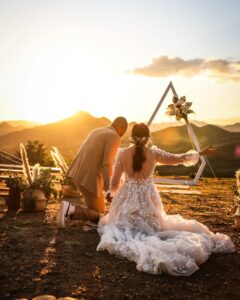 Daniela Droz Instagram - Me despido de este 2023 con el hermoso privilegio de ser la fotógrafa de la boda de Yesenia @danieladroz y Nathanael Crispín en el día de ayer ❤️ Esto fue una de las bodas más hermosas donde la presencia de Dios se hacía sentir entre los que allí estuvimos 🙌🏼 Agradezco una vez más la confianza que me brindan para un momento tan importante como este... ¡Vivo para esto! Por aquí les dejo un pre-view, que lo disfruten ✨Luego subo más fotitos 📸 Venue: @fincabeehappy Coordinación y decoración: @ednaaubray Maquillaje: @abellamakeup Vestido: @otilio.santiago Sortija: @joseechevarriadisenador