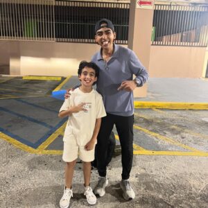 Daniela Droz Instagram - 🎭 Lo mejor de ayer en la noche en nuestro estreno fue tener a mi familia (mami, papi, Kennito y esposito) allí presente disfrutando de nuestro proyecto que montamos con tanto amor. 🎭

♥️Mi hijo y esposo llegaron ayer mismo para apoyar mamá y mi corazón no puede estar más agradecido. 
Gracias a mis amigas bellas por decir presente.♥️

🏆Esta producción ha sido una de las experiencias más enriquecedoras de mi vida, llena de compañerismo, respeto, talento de sobra pero sobretodo presencia de Dios.🥇

👑Honrar a Dios a través de mis dones y talentos es lo más hermoso que existe, gracias Padre por esta valiosa oportunidad. 👑

Gracias al hermoso público que se dió cita en Bellas Artes de Caguas para reír sin parar.

@luquisnelson GRACIAS infinitas por la invitación , compañeros actores, director Nemesio, equipo técnico que bárbaros son wow los amo.

PUERTO RICO nos vemos el 18 de mayo de Mayagüez “Hasta que las Suegras nos separen” 

🎫🎟️BOLETOS en @ticketera 

FOTOS 4 y 5 - Kennito junto a su personaje favorito de la obra #CHU 😂😂