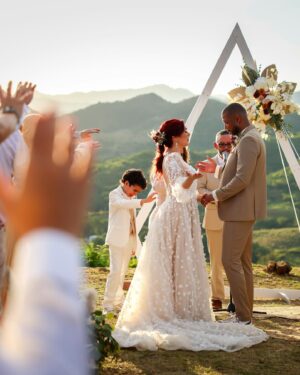 Daniela Droz Instagram - Me despido de este 2023 con el hermoso privilegio de ser la fotógrafa de la boda de Yesenia @danieladroz y Nathanael Crispín en el día de ayer ❤️ Esto fue una de las bodas más hermosas donde la presencia de Dios se hacía sentir entre los que allí estuvimos 🙌🏼 Agradezco una vez más la confianza que me brindan para un momento tan importante como este... ¡Vivo para esto! Por aquí les dejo un pre-view, que lo disfruten ✨Luego subo más fotitos 📸

Venue: @fincabeehappy 
Coordinación y decoración: @ednaaubray 
Maquillaje: @abellamakeup 
Vestido: @otilio.santiago 
Sortija: @joseechevarriadisenador