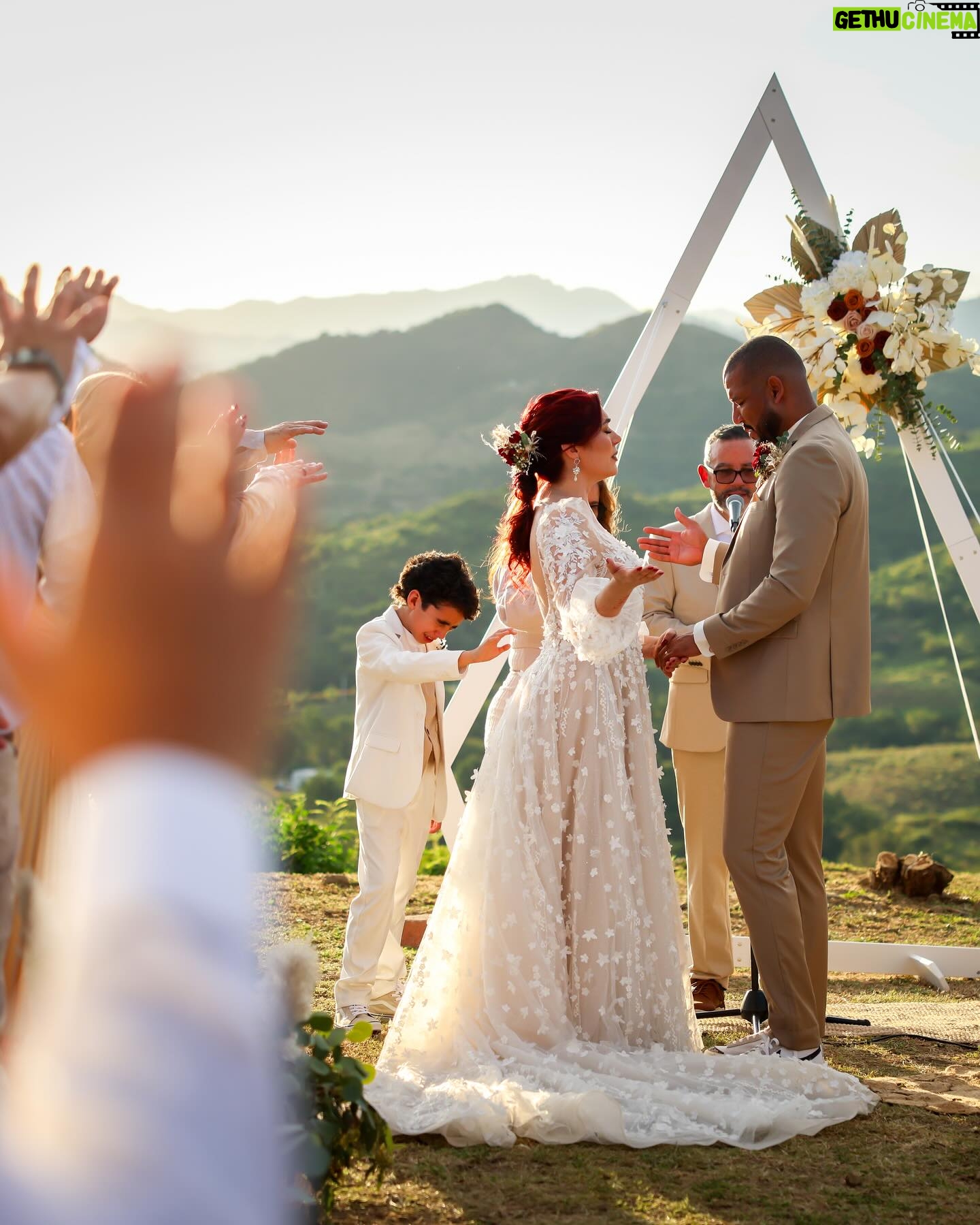Daniela Droz - 25.8K Likes - Me despido de este 2023 con el hermoso privilegio de ser la fotógrafa de la boda de Yesenia @danieladroz y Nathanael Crispín en el día de ayer ❤️ Esto fue una de las bodas más hermosas donde la presencia de Dios se hacía sentir entre los que allí estuvimos 🙌🏼 Agradezco una vez más la confianza que me brindan para un momento tan importante como este... ¡Vivo para esto! Por aquí les dejo un pre-view, que lo disfruten ✨Luego subo más fotitos 📸
Venue: @fincabeehappy
Coordinación y decoración: @ednaaubray
Maquillaje: @abellamakeup
Vestido: @otilio.santiago
Sortija: @joseechevarriadisenador