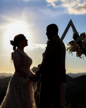 Daniela Droz Instagram - Me despido de este 2023 con el hermoso privilegio de ser la fotógrafa de la boda de Yesenia @danieladroz y Nathanael Crispín en el día de ayer ❤️ Esto fue una de las bodas más hermosas donde la presencia de Dios se hacía sentir entre los que allí estuvimos 🙌🏼 Agradezco una vez más la confianza que me brindan para un momento tan importante como este... ¡Vivo para esto! Por aquí les dejo un pre-view, que lo disfruten ✨Luego subo más fotitos 📸

Venue: @fincabeehappy 
Coordinación y decoración: @ednaaubray 
Maquillaje: @abellamakeup 
Vestido: @otilio.santiago 
Sortija: @joseechevarriadisenador
