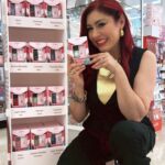 Daniela Droz Instagram - Tu color, tu historia….. Miren que belleza esta colaboración entre @forevercrystals y @bettinacosmetics . Disponible en tu @walgreenspuertorico y @walmartpr favorito. Justas somos más fuerte y llegamos más lejos. La piedra de mi mes #agosto es #peridot, ya viste la tuya? #tucolortuhistoria #womensupportingwomen #colaboración #ad #mujerespuertorriqueñas #exitosas #bettina #forevercrystals