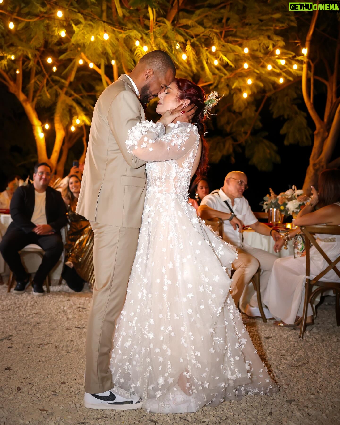 Daniela Droz - 25.8K Likes - Me despido de este 2023 con el hermoso privilegio de ser la fotógrafa de la boda de Yesenia @danieladroz y Nathanael Crispín en el día de ayer ❤️ Esto fue una de las bodas más hermosas donde la presencia de Dios se hacía sentir entre los que allí estuvimos 🙌🏼 Agradezco una vez más la confianza que me brindan para un momento tan importante como este... ¡Vivo para esto! Por aquí les dejo un pre-view, que lo disfruten ✨Luego subo más fotitos 📸
Venue: @fincabeehappy
Coordinación y decoración: @ednaaubray
Maquillaje: @abellamakeup
Vestido: @otilio.santiago
Sortija: @joseechevarriadisenador