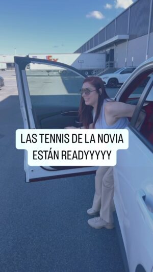 Daniela Droz Instagram - Loca por mostrarles el look completo!! Mi amiga bella GLADYS es una artista!! Las tennis están decoradas con cristales Swarovski de @forevercrystals .  Con todos los looks cómodos que existen pq sufrir cdo puedes ser la novia más bella y cómoda!! 

@giramelange.btq 

#labodadedanieladroz #novia #boda #swarovski #puertorico #alegríaybombaeehh #doñijeva #teamcroz