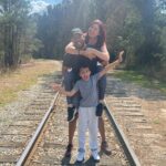 Daniela Droz Instagram - Veo tú resurrección diariamente, en la adoración de mi hijo , en la honra de mi esposo hacia a ti Señor, en tu favor y gracia para mi y mi familia…. Me propuse darte el primer lugar , honrarte , adorarte y ya no me importa nada más porque YO SOLO DEPENDO DE TI. Y que maravillosa decisión tomé, GRACIAS Padre por regalarme la verdadera alegría, la verdadera paz y la verdadera belleza. El murió, EL resucitó y El REGRESARÁ …ALELUYA 🌺🐇🌻Happy Easter Sunday 🐰🐣🌸 “Yo y mi casa serviremos al Señor” (Josué 24:15) #easter #domingodetesurreccion #jesus #cristianos #jesucristo #alegrïaybombaeehh #laverdaderabelleza