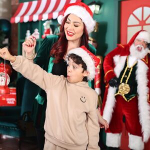 Daniela Droz Instagram - 🎅🏻Como amo esta época, Dios me concedió tener a mi Kennito en Dic, mis Padres cumplen aniversario en Dic , llega  la ilusión de los regalitos de Santa y también celebraré mi matrimonio en Dic wiiii 🎄

❄️❄️Los detalles de mi Padre Celestial, Déjate sorprender por Papá.❄️❄️

🎄FELIZ NAVIDAD FAMILIA ☃️

📸 by la Espectacularrrttt @laurielizphotography 
👡 son de @egoloversusa en Plaza las Américas 

#alegríaybombaeehh #navidad #danieladroz #merrychristmas #santa #kennito #mamá #YN #teamcroz #boda #celebración #DiosEsFiel