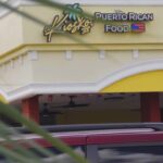 Daniela Droz Instagram - ¡¡¡Familiaaaaaaa!!! wow, que rápido pasa el tiempo, llegó el primer añito de este proyecto que le tengo mucho cariño porque me han hecho parte desde el día #1, El Kiosko 38 en Davenport, FL. 🇵🇷 Aprovecha que tienen Especiales del Chef y Happy Hours toda la semana del 29 de abril al 5 de mayo. Acompáñame al aniversario de este restaurante boricua el próximo sábado, 4 de mayo de 1PM a 4PM. Tendremos música en vivo, animación por esta servidora, concursos, artesanos y más. Anota por ahí: •Están ubicados en 43418 US-27, Davenport, Florida 🚗💨 •Están abiertos todos los días de 11AM a 10PM •Tienen la terraza “Pet Friendly” 🐶 •Tienen un amplio estacionamiento ¿Qué más? ¡Por allá los veo! ALEGRÍA Y BOMBA EEHH | @danieladroz ✨🌟