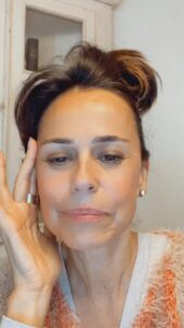 Daniela Escobar Instagram - A pele absorve e se nutre. Fica super hidratada e sem efeitos colaterais à nossa saúde. Experimentem e depois me contem os resultados.