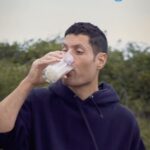 Daniela Escobar Instagram – Beber leite vai te dar um bigodinho branco e… diarreia.
Eu costumava ir ao zoológico porque amava animais, hoje eu não vou a zoológicos por Amor aos animais. 
Tubarões matam 10 humanos por ano. Humanos matam 20 mil tubarões por hora! E os tubarões é que são perigosos?
Mostre a uma criança como cortar vegetais e ela vera uma salada. Mostre a uma criança como corte animais e ela verá terapeutas. 
Nenhum vegano jamais morreu por falta de proteína, mas milhares de animais morrem por falta de compaixão.