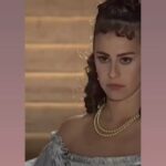 Daniela Escobar Instagram - E o marido diz: Parabéns você escreve muito bem. Mas você vai parar de escrever. Na minissérie Chiquinha Gonzaga minha personagem era Amália, filha do dono do jornal, e escrevia seus artigos sob o pseudônimo masculino. Nem o pai nem o marido podiam saber. O machismo da virada de dois séculos atrás… (1899-1900) Lindo trabalho… Obrigada querido @humbertomartins.oficial por ter me enviado. Nossa primeira parceria como marido e mulher, depois repetimos em América. 😜 Carinha de criança, tinha 29 e meu filho tinha acabado de nascer. Tinha 3 meses de vida quando fiz esse trabalho. E foi quando eu finalmente entendi porque a equipe saia correndo pra casa quando o horário de terminar o estúdio batia no relógio… #tbt Chiquinha Gonzaga.