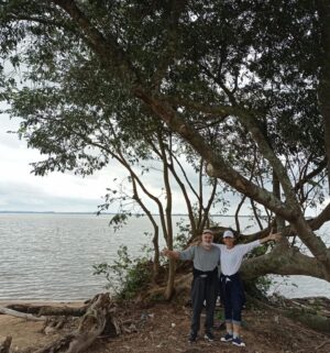 Daniela Escobar Instagram - Meu pai mora bem ali em frente ao Rio Guaíba, minha mãe também.
Essas fotos foram tiradas em minha última visita a eles, ano passado. Quando ele completou seus 80 anos e fizemos uma festa surpresa pra ele. 
Fui com meu pai na orla do rio Guaíba caminhar e assistir o pôr do sol.🌅 O céu fica cor de laranja e a gente faz segundos de silêncio para refletir sobre o que é preciso fazer para se continuar nos caminhos que escolhemos trilhar.
Nos abraçamos à beira d’água até o escurecer. 
Semana passada ele teve que descer 9 andares no escuro, porque seu prédio ficou sem luz ( portanto sem elevador, geladeira ou comunicação) e com a água  na metade do elevador. Foi retirado do prédio em um barquinho mínimo que mal cabia três pessoas. Ele, minha madrasta e a gata deles Luna. Agradeço imensamente quem pilotou esse barquinho e efetuou o resgate.
Quatro dias antes deles, meu irmão resgatou a minha mãe que também desceu os oito andares pelas escadas. Não chegou a perder o carro na garagem inundada por questão de horas. Sorte.
Saiu do prédio com água no meio da perna.
Saíram em tempo, mas sem acreditar que isso duraria tanto, portanto com  duas mudinhas de roupa…
Foram para o bairro onde mora meu irmão, lá onde pareciam seguros, em 4 dias mais já não tinham água nos prédios, pois a bomba que fornece água para aquela parte da cidade estourou. Precisaram ser relocados mais uma vez, agora para o litoral do estado, algumas horas de viagem e de angústia por nunca terem visto nada parecido antes. 
É tanta destruição e morte, de gente e de animais, que dói o coração mesmo a milhares de kilometros de distância.
 E tanta gente sem entender o porque disso tudo estar acontecendo…
Espero que as autoridades do Rio Grande do Sul se desapeguem das perversidades políticas que nos dividem, desnecessária e desgraçadamente, e auxiliem as vítimas dessa tragédia, sejam elas de esquerda ou de direita. Não percam tempo com ironias maldosas sobre o comportamento uns dos outros, com fake news e mediocridades que só nos prejudicam. Façam o bem!
Se você escapou vivo é por alguma razão. Não desperdice essa nova chance. Aprenda com essa árdua lição.
Minha admiração eterna aos que estão nos resgates.💪🏻