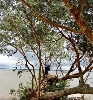 Daniela Escobar Instagram - Meu pai mora bem ali em frente ao Rio Guaíba, minha mãe também.
Essas fotos foram tiradas em minha última visita a eles, ano passado. Quando ele completou seus 80 anos e fizemos uma festa surpresa pra ele. 
Fui com meu pai na orla do rio Guaíba caminhar e assistir o pôr do sol.🌅 O céu fica cor de laranja e a gente faz segundos de silêncio para refletir sobre o que é preciso fazer para se continuar nos caminhos que escolhemos trilhar.
Nos abraçamos à beira d’água até o escurecer. 
Semana passada ele teve que descer 9 andares no escuro, porque seu prédio ficou sem luz ( portanto sem elevador, geladeira ou comunicação) e com a água  na metade do elevador. Foi retirado do prédio em um barquinho mínimo que mal cabia três pessoas. Ele, minha madrasta e a gata deles Luna. Agradeço imensamente quem pilotou esse barquinho e efetuou o resgate.
Quatro dias antes deles, meu irmão resgatou a minha mãe que também desceu os oito andares pelas escadas. Não chegou a perder o carro na garagem inundada por questão de horas. Sorte.
Saiu do prédio com água no meio da perna.
Saíram em tempo, mas sem acreditar que isso duraria tanto, portanto com  duas mudinhas de roupa…
Foram para o bairro onde mora meu irmão, lá onde pareciam seguros, em 4 dias mais já não tinham água nos prédios, pois a bomba que fornece água para aquela parte da cidade estourou. Precisaram ser relocados mais uma vez, agora para o litoral do estado, algumas horas de viagem e de angústia por nunca terem visto nada parecido antes. 
É tanta destruição e morte, de gente e de animais, que dói o coração mesmo a milhares de kilometros de distância.
 E tanta gente sem entender o porque disso tudo estar acontecendo…
Espero que as autoridades do Rio Grande do Sul se desapeguem das perversidades políticas que nos dividem, desnecessária e desgraçadamente, e auxiliem as vítimas dessa tragédia, sejam elas de esquerda ou de direita. Não percam tempo com ironias maldosas sobre o comportamento uns dos outros, com fake news e mediocridades que só nos prejudicam. Façam o bem!
Se você escapou vivo é por alguma razão. Não desperdice essa nova chance. Aprenda com essa árdua lição.
Minha admiração eterna aos que estão nos resgates.💪🏻