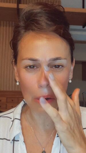 Daniela Escobar Instagram - Respondendo as perguntas sobre passar óleo de coco puro e com mel na pele do rosto e corpo. Quanto mais puro melhor.😉💪🏻🌻