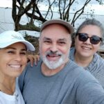 Daniela Escobar Instagram - Meu pai mora bem ali em frente ao Rio Guaíba, minha mãe também. Essas fotos foram tiradas em minha última visita a eles, ano passado. Quando ele completou seus 80 anos e fizemos uma festa surpresa pra ele. Fui com meu pai na orla do rio Guaíba caminhar e assistir o pôr do sol.🌅 O céu fica cor de laranja e a gente faz segundos de silêncio para refletir sobre o que é preciso fazer para se continuar nos caminhos que escolhemos trilhar. Nos abraçamos à beira d’água até o escurecer. Semana passada ele teve que descer 9 andares no escuro, porque seu prédio ficou sem luz ( portanto sem elevador, geladeira ou comunicação) e com a água na metade do elevador. Foi retirado do prédio em um barquinho mínimo que mal cabia três pessoas. Ele, minha madrasta e a gata deles Luna. Agradeço imensamente quem pilotou esse barquinho e efetuou o resgate. Quatro dias antes deles, meu irmão resgatou a minha mãe que também desceu os oito andares pelas escadas. Não chegou a perder o carro na garagem inundada por questão de horas. Sorte. Saiu do prédio com água no meio da perna. Saíram em tempo, mas sem acreditar que isso duraria tanto, portanto com duas mudinhas de roupa… Foram para o bairro onde mora meu irmão, lá onde pareciam seguros, em 4 dias mais já não tinham água nos prédios, pois a bomba que fornece água para aquela parte da cidade estourou. Precisaram ser relocados mais uma vez, agora para o litoral do estado, algumas horas de viagem e de angústia por nunca terem visto nada parecido antes. É tanta destruição e morte, de gente e de animais, que dói o coração mesmo a milhares de kilometros de distância. E tanta gente sem entender o porque disso tudo estar acontecendo… Espero que as autoridades do Rio Grande do Sul se desapeguem das perversidades políticas que nos dividem, desnecessária e desgraçadamente, e auxiliem as vítimas dessa tragédia, sejam elas de esquerda ou de direita. Não percam tempo com ironias maldosas sobre o comportamento uns dos outros, com fake news e mediocridades que só nos prejudicam. Façam o bem! Se você escapou vivo é por alguma razão. Não desperdice essa nova chance. Aprenda com essa árdua lição. Minha admiração eterna aos que estão nos resgates.💪🏻