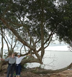 Daniela Escobar Instagram - Meu pai mora bem ali em frente ao Rio Guaíba, minha mãe também.
Essas fotos foram tiradas em minha última visita a eles, ano passado. Quando ele completou seus 80 anos e fizemos uma festa surpresa pra ele. 
Fui com meu pai na orla do rio Guaíba caminhar e assistir o pôr do sol.🌅 O céu fica cor de laranja e a gente faz segundos de silêncio para refletir sobre o que é preciso fazer para se continuar nos caminhos que escolhemos trilhar.
Nos abraçamos à beira d’água até o escurecer. 
Semana passada ele teve que descer 9 andares no escuro, porque seu prédio ficou sem luz ( portanto sem elevador, geladeira ou comunicação) e com a água  na metade do elevador. Foi retirado do prédio em um barquinho mínimo que mal cabia três pessoas. Ele, minha madrasta e a gata deles Luna. Agradeço imensamente quem pilotou esse barquinho e efetuou o resgate.
Quatro dias antes deles, meu irmão resgatou a minha mãe que também desceu os oito andares pelas escadas. Não chegou a perder o carro na garagem inundada por questão de horas. Sorte.
Saiu do prédio com água no meio da perna.
Saíram em tempo, mas sem acreditar que isso duraria tanto, portanto com  duas mudinhas de roupa…
Foram para o bairro onde mora meu irmão, lá onde pareciam seguros, em 4 dias mais já não tinham água nos prédios, pois a bomba que fornece água para aquela parte da cidade estourou. Precisaram ser relocados mais uma vez, agora para o litoral do estado, algumas horas de viagem e de angústia por nunca terem visto nada parecido antes. 
É tanta destruição e morte, de gente e de animais, que dói o coração mesmo a milhares de kilometros de distância.
 E tanta gente sem entender o porque disso tudo estar acontecendo…
Espero que as autoridades do Rio Grande do Sul se desapeguem das perversidades políticas que nos dividem, desnecessária e desgraçadamente, e auxiliem as vítimas dessa tragédia, sejam elas de esquerda ou de direita. Não percam tempo com ironias maldosas sobre o comportamento uns dos outros, com fake news e mediocridades que só nos prejudicam. Façam o bem!
Se você escapou vivo é por alguma razão. Não desperdice essa nova chance. Aprenda com essa árdua lição.
Minha admiração eterna aos que estão nos resgates.💪🏻