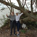 Daniela Escobar Instagram - Meu pai mora bem ali em frente ao Rio Guaíba, minha mãe também. Essas fotos foram tiradas em minha última visita a eles, ano passado. Quando ele completou seus 80 anos e fizemos uma festa surpresa pra ele. Fui com meu pai na orla do rio Guaíba caminhar e assistir o pôr do sol.🌅 O céu fica cor de laranja e a gente faz segundos de silêncio para refletir sobre o que é preciso fazer para se continuar nos caminhos que escolhemos trilhar. Nos abraçamos à beira d’água até o escurecer. Semana passada ele teve que descer 9 andares no escuro, porque seu prédio ficou sem luz ( portanto sem elevador, geladeira ou comunicação) e com a água na metade do elevador. Foi retirado do prédio em um barquinho mínimo que mal cabia três pessoas. Ele, minha madrasta e a gata deles Luna. Agradeço imensamente quem pilotou esse barquinho e efetuou o resgate. Quatro dias antes deles, meu irmão resgatou a minha mãe que também desceu os oito andares pelas escadas. Não chegou a perder o carro na garagem inundada por questão de horas. Sorte. Saiu do prédio com água no meio da perna. Saíram em tempo, mas sem acreditar que isso duraria tanto, portanto com duas mudinhas de roupa… Foram para o bairro onde mora meu irmão, lá onde pareciam seguros, em 4 dias mais já não tinham água nos prédios, pois a bomba que fornece água para aquela parte da cidade estourou. Precisaram ser relocados mais uma vez, agora para o litoral do estado, algumas horas de viagem e de angústia por nunca terem visto nada parecido antes. É tanta destruição e morte, de gente e de animais, que dói o coração mesmo a milhares de kilometros de distância. E tanta gente sem entender o porque disso tudo estar acontecendo… Espero que as autoridades do Rio Grande do Sul se desapeguem das perversidades políticas que nos dividem, desnecessária e desgraçadamente, e auxiliem as vítimas dessa tragédia, sejam elas de esquerda ou de direita. Não percam tempo com ironias maldosas sobre o comportamento uns dos outros, com fake news e mediocridades que só nos prejudicam. Façam o bem! Se você escapou vivo é por alguma razão. Não desperdice essa nova chance. Aprenda com essa árdua lição. Minha admiração eterna aos que estão nos resgates.💪🏻