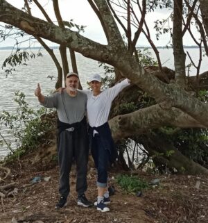 Daniela Escobar Instagram - Meu pai mora bem ali em frente ao Rio Guaíba, minha mãe também.
Essas fotos foram tiradas em minha última visita a eles, ano passado. Quando ele completou seus 80 anos e fizemos uma festa surpresa pra ele. 
Fui com meu pai na orla do rio Guaíba caminhar e assistir o pôr do sol.🌅 O céu fica cor de laranja e a gente faz segundos de silêncio para refletir sobre o que é preciso fazer para se continuar nos caminhos que escolhemos trilhar.
Nos abraçamos à beira d’água até o escurecer. 
Semana passada ele teve que descer 9 andares no escuro, porque seu prédio ficou sem luz ( portanto sem elevador, geladeira ou comunicação) e com a água  na metade do elevador. Foi retirado do prédio em um barquinho mínimo que mal cabia três pessoas. Ele, minha madrasta e a gata deles Luna. Agradeço imensamente quem pilotou esse barquinho e efetuou o resgate.
Quatro dias antes deles, meu irmão resgatou a minha mãe que também desceu os oito andares pelas escadas. Não chegou a perder o carro na garagem inundada por questão de horas. Sorte.
Saiu do prédio com água no meio da perna.
Saíram em tempo, mas sem acreditar que isso duraria tanto, portanto com  duas mudinhas de roupa…
Foram para o bairro onde mora meu irmão, lá onde pareciam seguros, em 4 dias mais já não tinham água nos prédios, pois a bomba que fornece água para aquela parte da cidade estourou. Precisaram ser relocados mais uma vez, agora para o litoral do estado, algumas horas de viagem e de angústia por nunca terem visto nada parecido antes. 
É tanta destruição e morte, de gente e de animais, que dói o coração mesmo a milhares de kilometros de distância.
 E tanta gente sem entender o porque disso tudo estar acontecendo…
Espero que as autoridades do Rio Grande do Sul se desapeguem das perversidades políticas que nos dividem, desnecessária e desgraçadamente, e auxiliem as vítimas dessa tragédia, sejam elas de esquerda ou de direita. Não percam tempo com ironias maldosas sobre o comportamento uns dos outros, com fake news e mediocridades que só nos prejudicam. Façam o bem!
Se você escapou vivo é por alguma razão. Não desperdice essa nova chance. Aprenda com essa árdua lição.
Minha admiração eterna aos que estão nos resgates.💪🏻